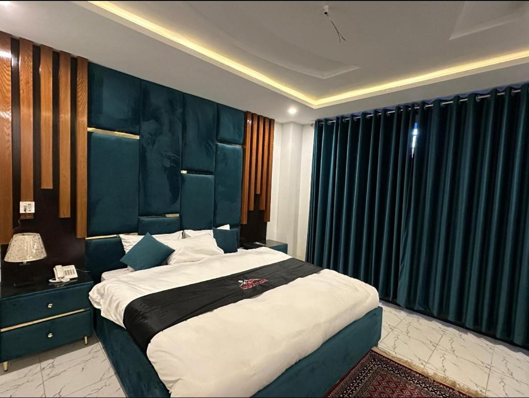 Gold Palace Hotel & Food Lounge Karandukai Bagian luar foto